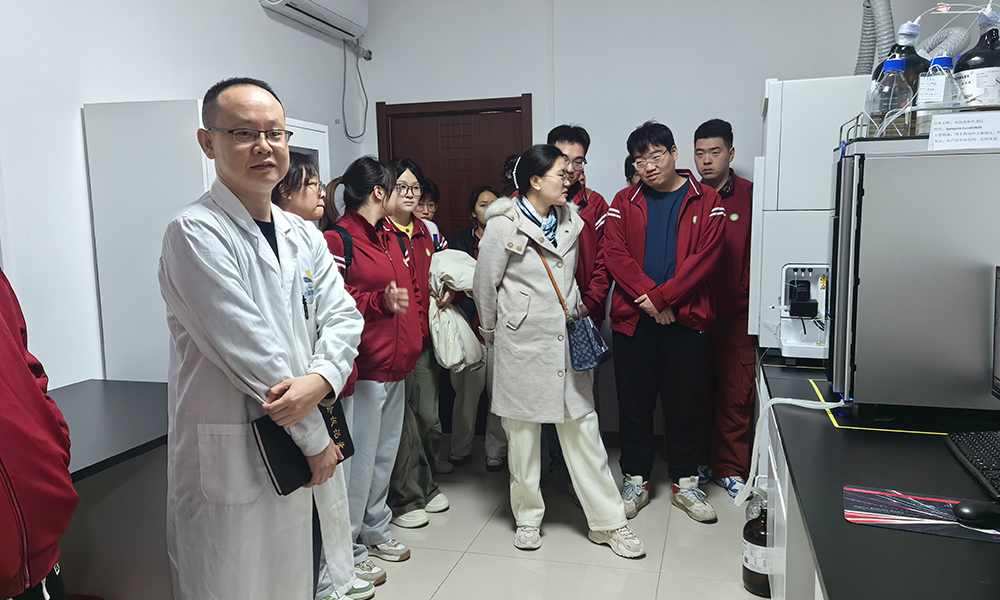 中药与食品工程学院师生党支部赴罗晋萍全国老药工传承工作室开展交流学习，共探中草药研发新路径