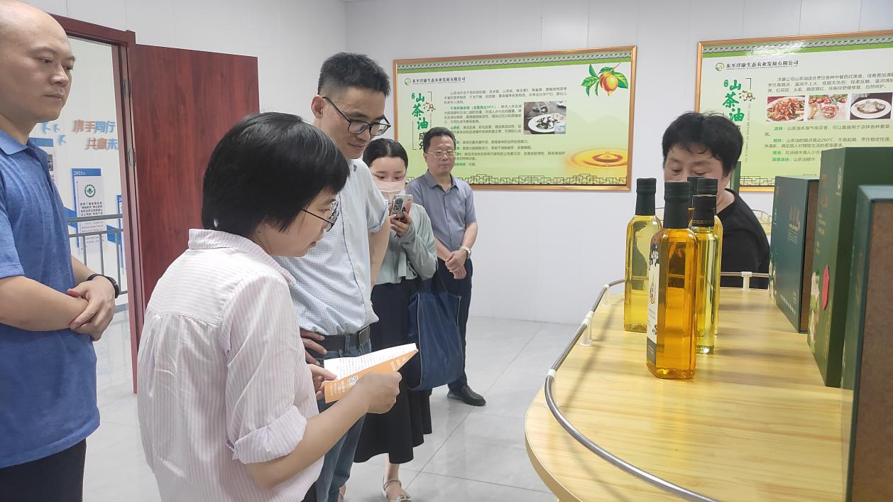 东至县洋湖镇 人大调研听民声察企情 中草药研发铺就振兴路